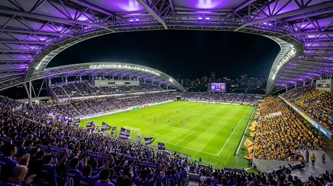Estadio Edion Peace Wing de Sanfrecce Hiroshima iluminado durante un partido nocturno de la J1 League